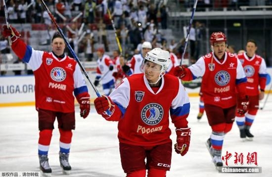 资料图：2017年5月10日，俄罗斯索契，普京出席夜间冰球联赛第6届全俄冰球节的比赛。