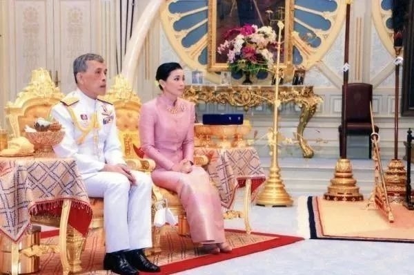 泰国国王“四婚”！新王后是他的“女保镖”！