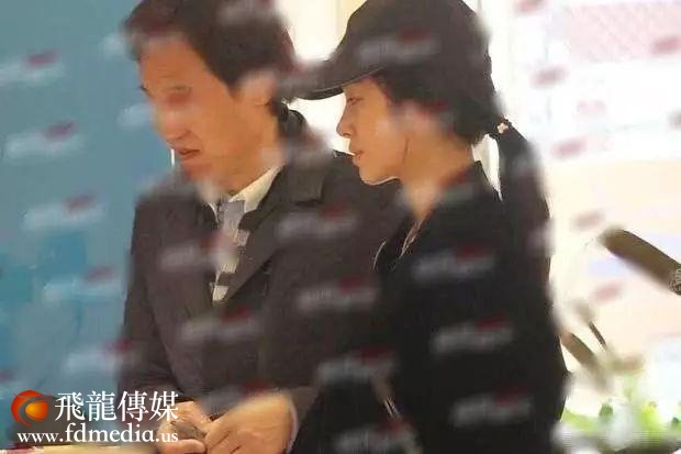 杨采钰怀孕了？与刘亦菲干爹现身医院疑产检，却被误认为是父女俩