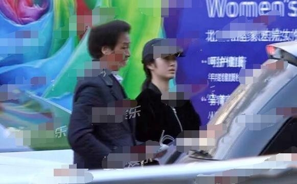 杨采钰怀孕了？与刘亦菲干爹现身医院疑产检，却被误认为是父女俩