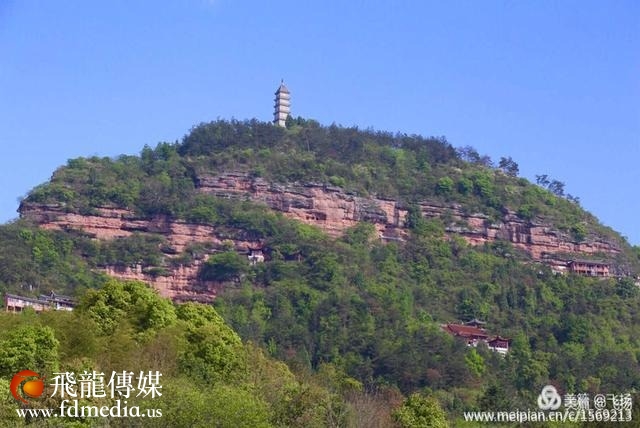 龙楼凤阙不肯住,飞腾直欲天台去!